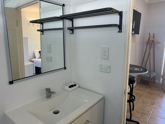 Bathroom 4, Innisfail Riverfront Motel, Johnstone