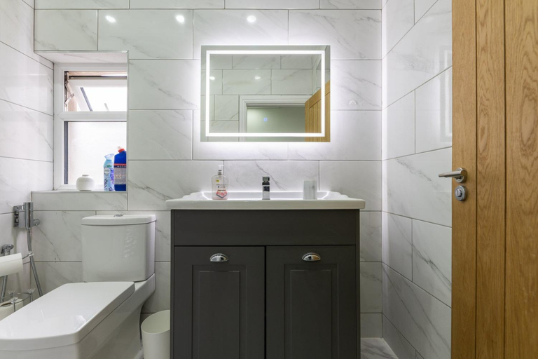 Bathroom 3, Stunning 6BR Cardiff Home | Free Parking & Bay, Cardiff
