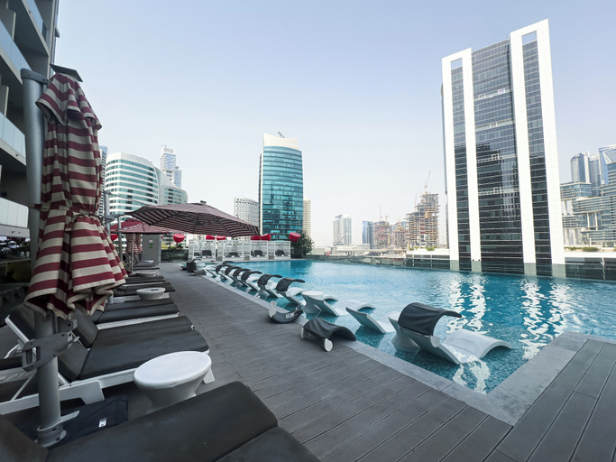 Pool 2, Canal View Studio Near Dubai Mall, Dubai