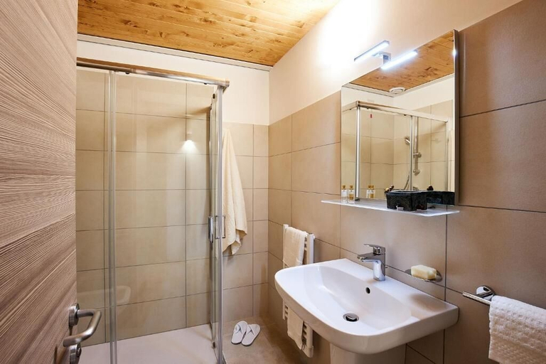 Bathroom 4, Brussa Horse Oasi, Venezia