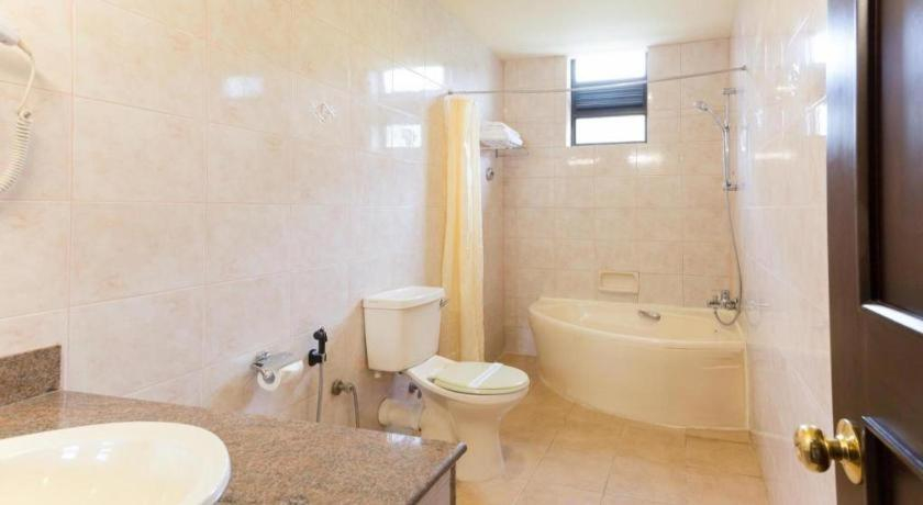 Bathroom 4, Devon Hotel, K.F.G. & G. Korale