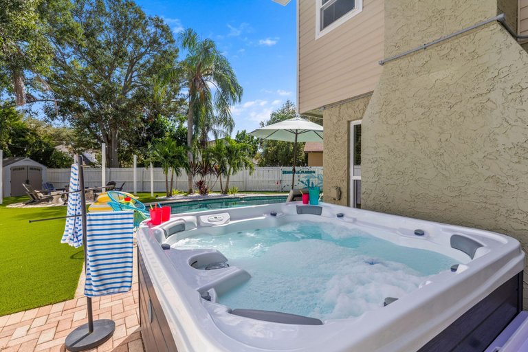 Room 2, 4 Minutes to Beach Pool Hot Tub Game Room, Pinellas