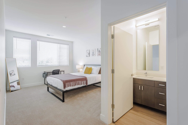 Room 2, CozySuites Artistry Cincinnati, Hamilton