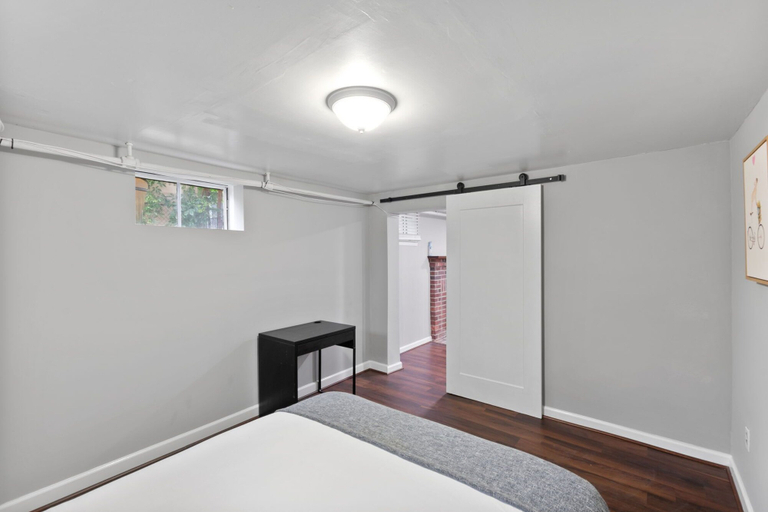 Room 4, Stately 5BR Historic Retreat  CozySuites, Alexandria