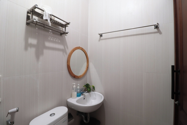 Bathroom 3, Bisma Balcony Homestay, Sleman