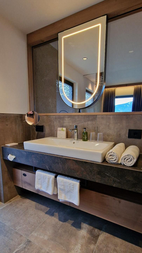 Bathroom 3, Hotel Bergland, Bolzano