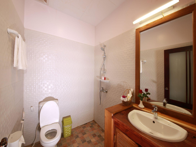 Bathroom 3, Essence Motel, Taunggye