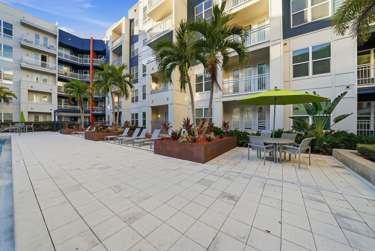 Room 5, Modern 2BR w Pool Pet-friendly Unit 24, Hillsborough