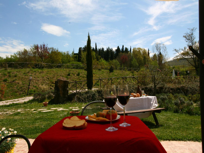 Food & Drinks 5, Stunning Farmhouse in Passignano with Pool, Perugia