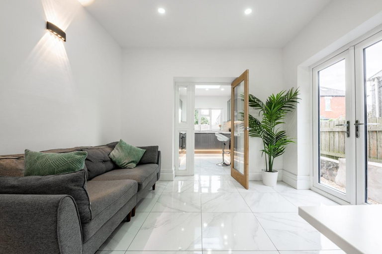 Others 4, Stunning 6BR Cardiff Home | Free Parking & Bay, Cardiff