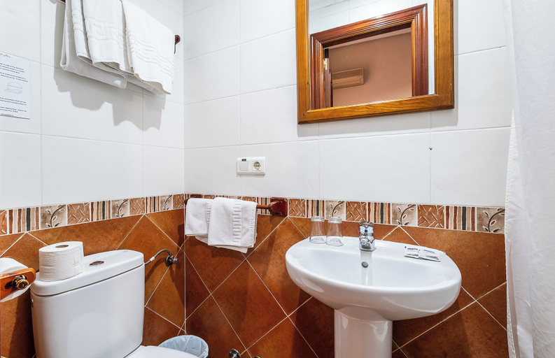 Bathroom 4, Hostal El Pilar, Madrid