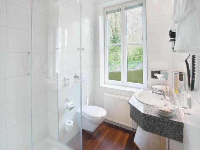 Bathroom 5, Sunday Hotel Friedrichroda & SPA, Gotha