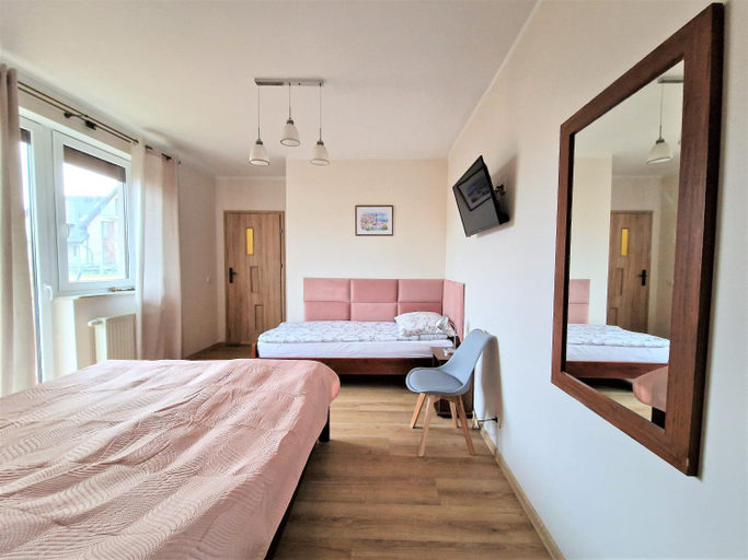Bedroom 3, WILLA BOOMERANG, Puck