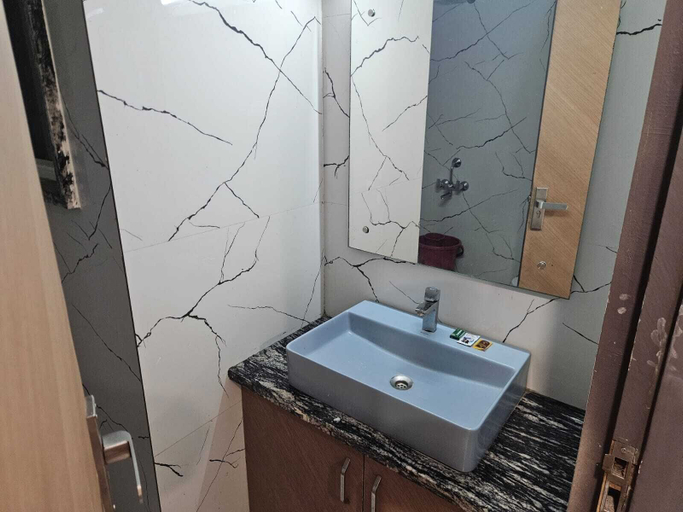 Bathroom 3, Star Hotels Near Medanta hospital, Gurgaon