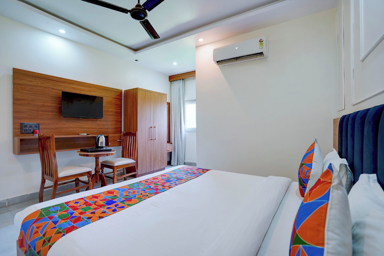 Room 3, Fabhotel Ramanjnaeya, Faizabad