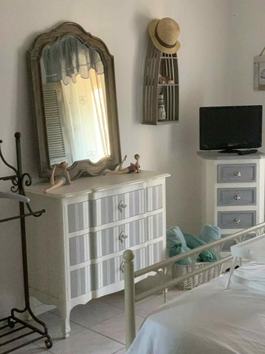 Bedroom 2, Les Menendos, Aude
