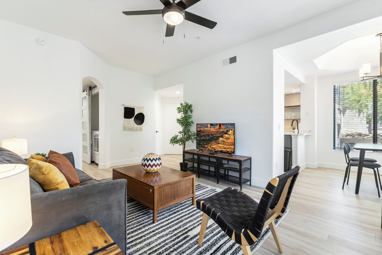 Living area 5, CozySuites at Kierland Commons, Maricopa