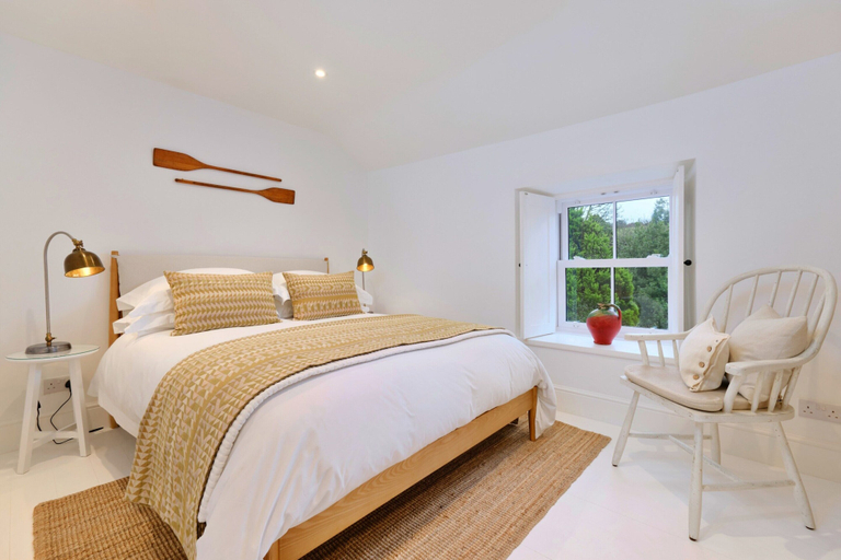 Room 4, Refined Cornish Heritage Cottage for 3, Cornwall