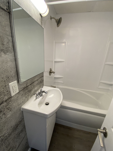 Bathroom 4, Le Cardinal, Rouyn-Noranda