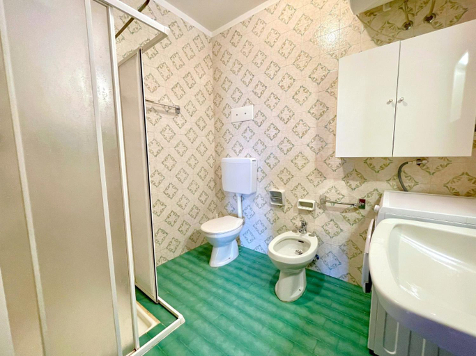 Bathroom, Apartment in Porto Santa Margherita by Beach, Venezia