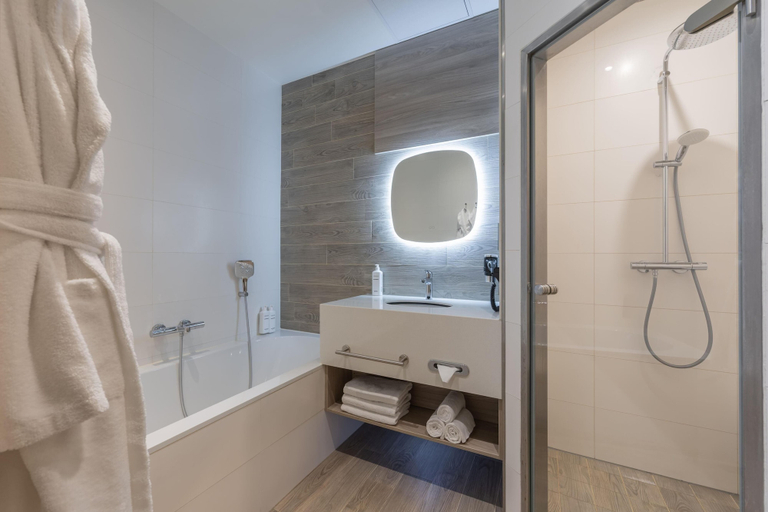 Bathroom 5, Ramada by Wyndham The Hague Scheveningen, The Hague