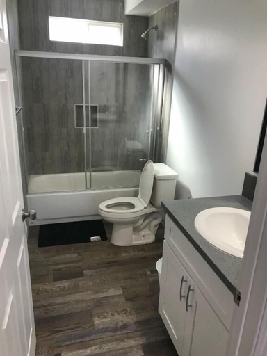 Bathroom, VWM Hostel, Los Angeles