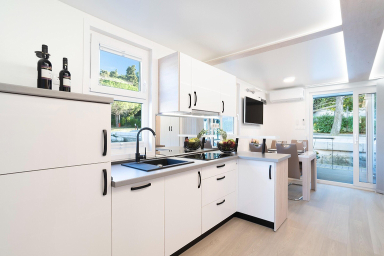 Private kitchen, Houseboat With hot tub, Piran