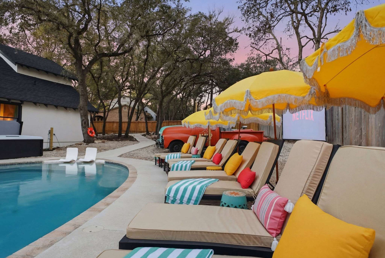 Room 3, Drive-in Dream - Theater - Pool - Pickleball, Bexar
