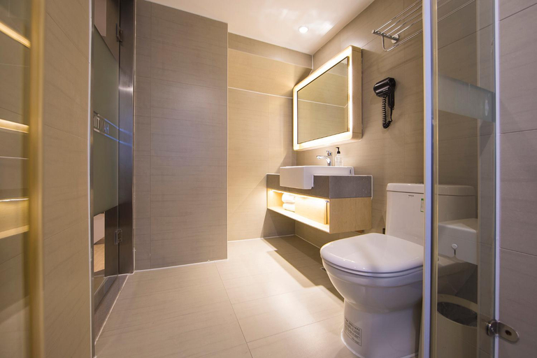 Bathroom 3, HanTing Hotel Shanghai Jingan Temple Metro Station, Shanghai
