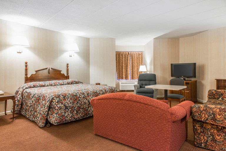 Bedroom 3, Gold Star Inn & Suites, New London