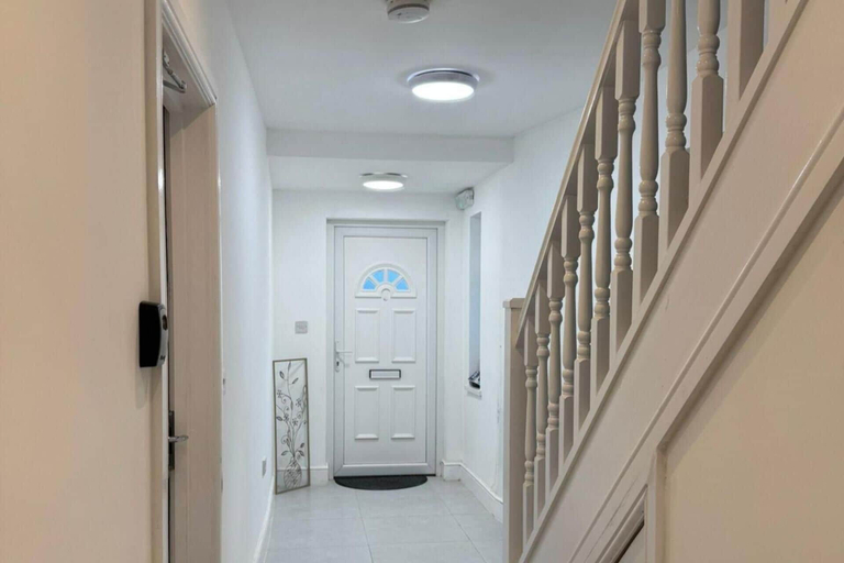 Interior 2, Near Heathrow - Studio - Wifi - Parking - Sleeps 2, London