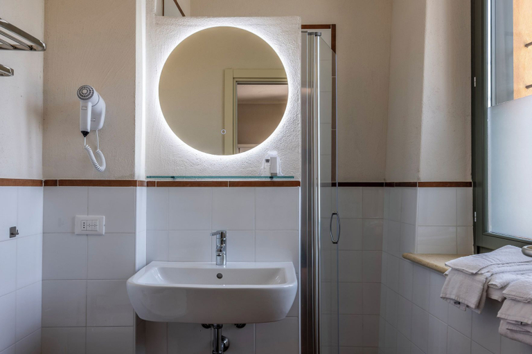 Bathroom 5, Corte Baruzzo Relais, Mantua