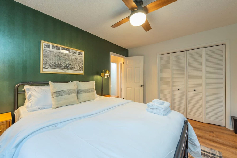 Room 2, 25 Min to Asheville Game Room Fire Pit Hot Tub, Buncombe