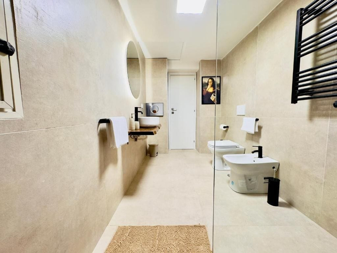 Bathroom 3, Nova Plebiscito, Napoli