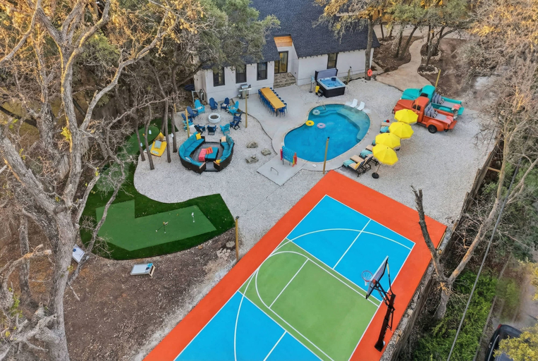 Room 2, Drive-in Dream - Theater - Pool - Pickleball, Bexar