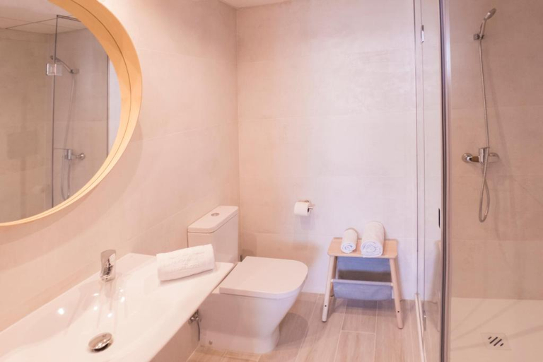 Bathroom 5, Cye Holiday Centre, Tarragona