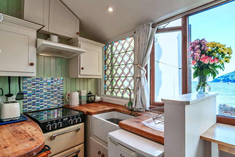 Private kitchen 3, Waterfront Escape With Deck, Cornwall