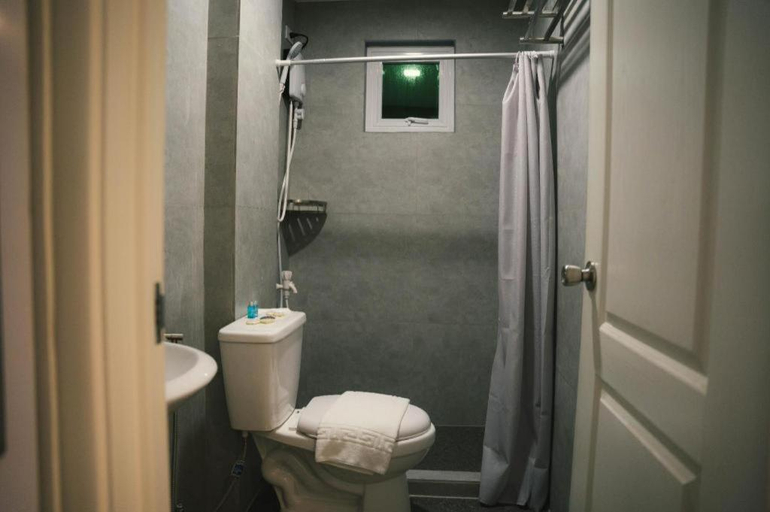 Bathroom, The Penta Beach Resort, San Narciso