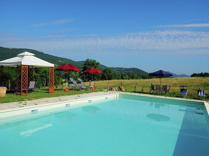 Sport & Beauty 2, Stunning Farmhouse in Passignano with Pool, Perugia