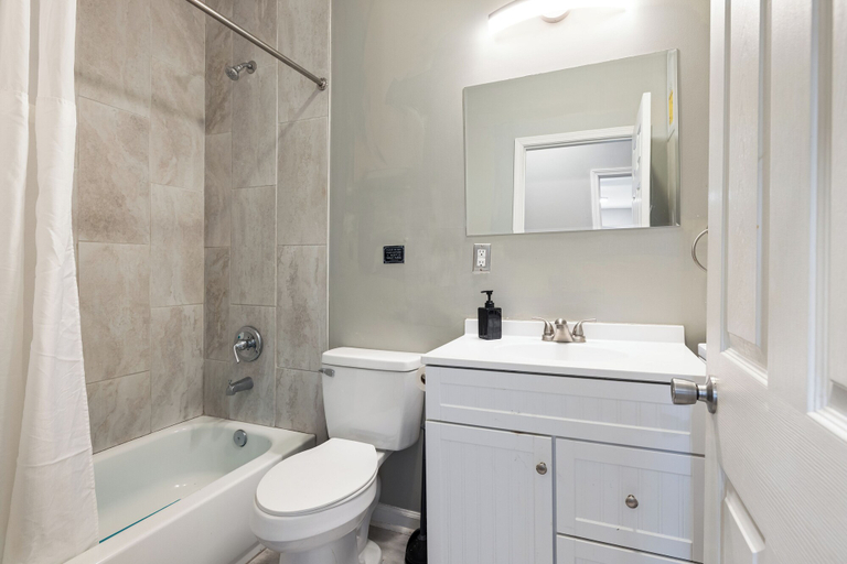 Bathroom 4, Historic CozySuites 4BR 2BA, Jefferson