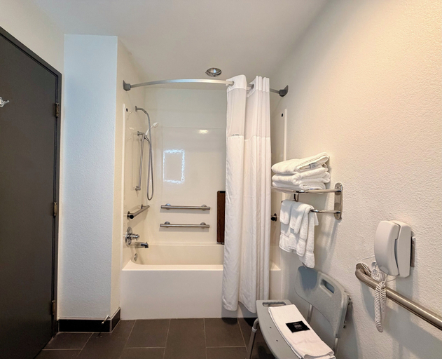 Bathroom 4, Ramada Limited Bloomington IL I-74/I-55, McLean