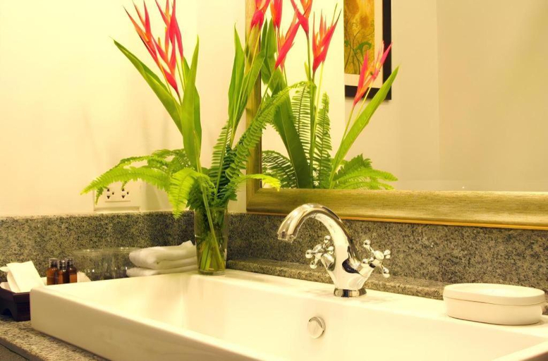 Bathroom 5, Baan Klang Wiang Hotel, Muang Chiang Mai