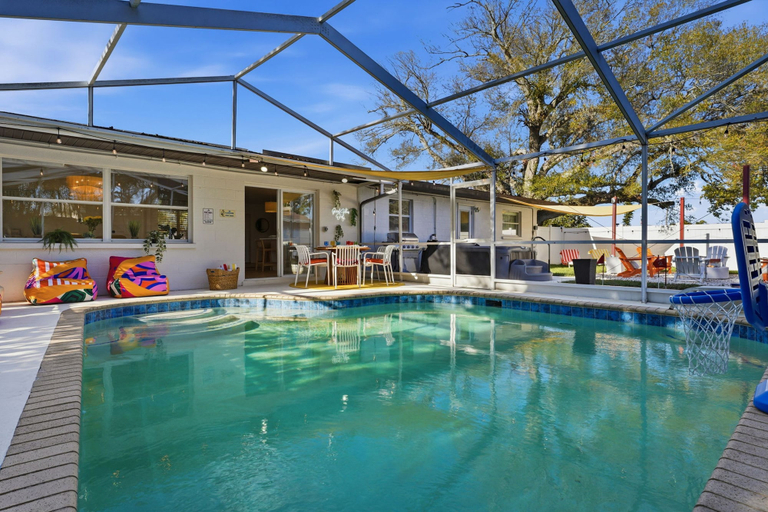 Room 5, Poolside Retreat Sleeps 8 Putt Putt Hot Tub, Manatee