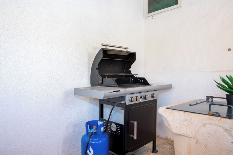 BBQ/picnic area, Apartment Stonehouse Near Sea, Supetar