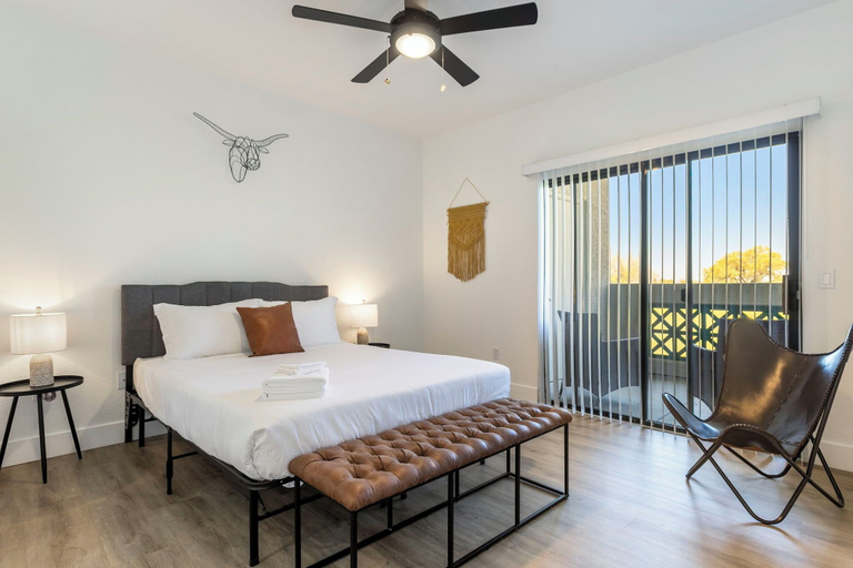 Room 2, CozySuites at Kierland Commons, Maricopa