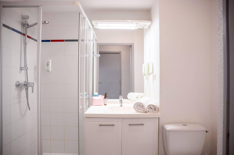 Bathroom 3, Comfort Aparthotel Besancon La City, Doubs