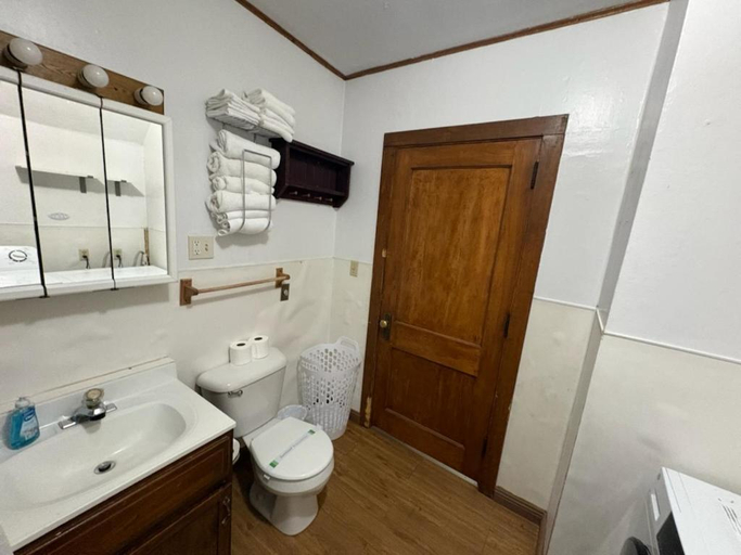 Bathroom 4, Amaris Inn, Spink