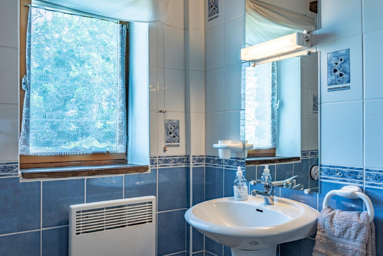 Bathroom 3, Oak Tree Gites, Charente