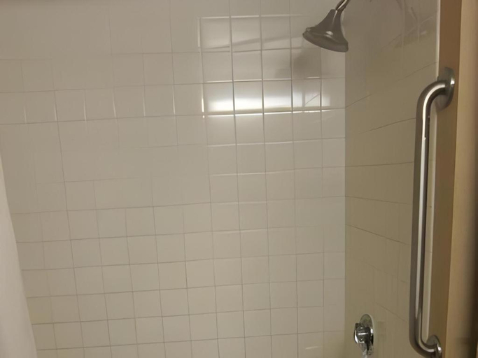 Bathroom, Holiday Inn Express TORONTO EAST - SCARBOROUGH by IHG, Toronto