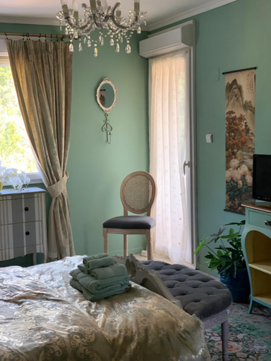 Bedroom 3, Les Menendos, Aude